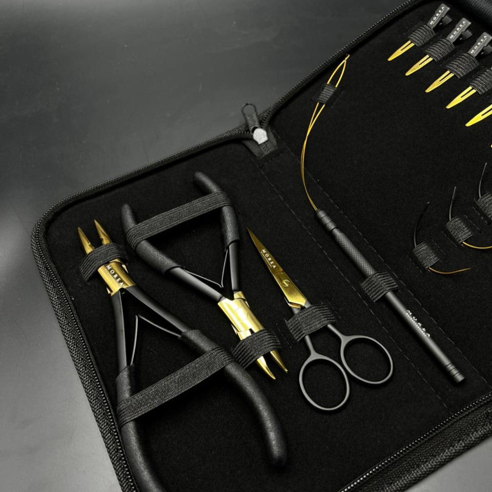 Geöffnete schwarze Tasche mit Weft-Werkzeugen für Haarverlängerungen